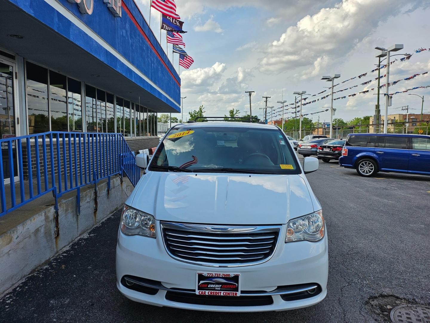 2014 WHITE Chrysler Town and Country Touring (2C4RC1BG9ER) with an 3.6L V6 DOHC 24V engine, 6-Speed Automatic transmission, located at 7600 S Western Ave., Chicago, IL, 60620, (773) 918-3980, 0.000000, 0.000000 - Photo#2